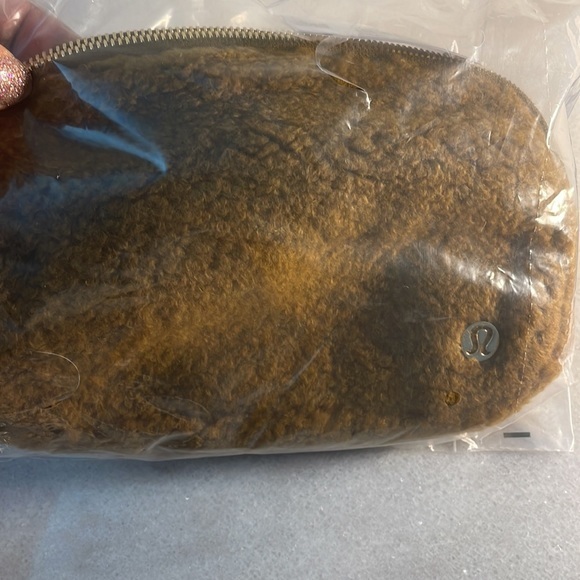 Lululemon Everywhere Belt Bag Fleece Burnt Caramel BTCA One Size NWT NEW - Picture 7 of 14